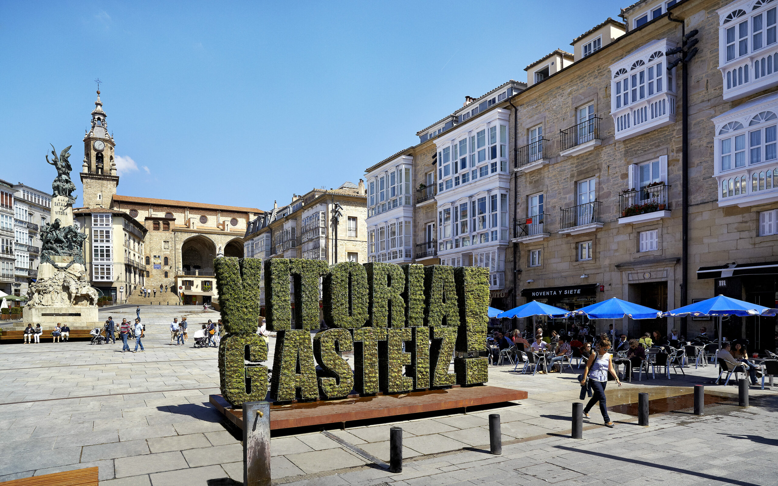 VITORIA GASTEIZ_EsculturaVegetalPlazaVirgenBlanca